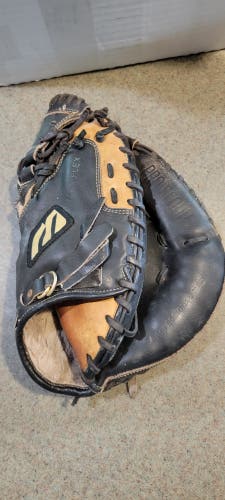 Mizuno RH Catcher's Franchise Baseball Glove 32" (Used)