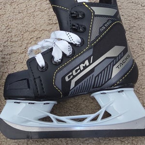 Youth 6 CCM Hockey Skates Regular Width (Used)
