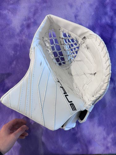 White Senior True L20.2 Goalie Glove Regular (Used)