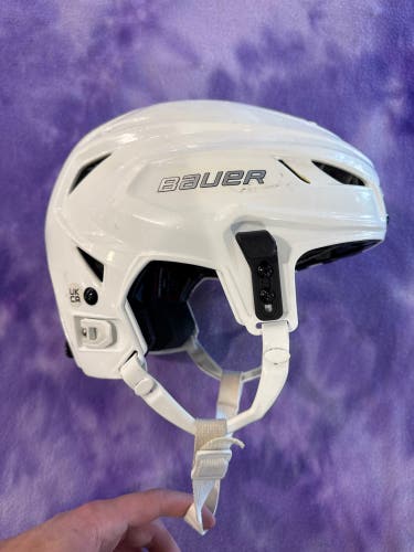 White Small/Med Bauer Hyperlite 2 Helmet (Used)