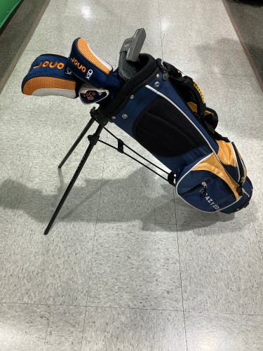 Junior Dunlop Loco Clubs RH I 5 Clubs + Bag