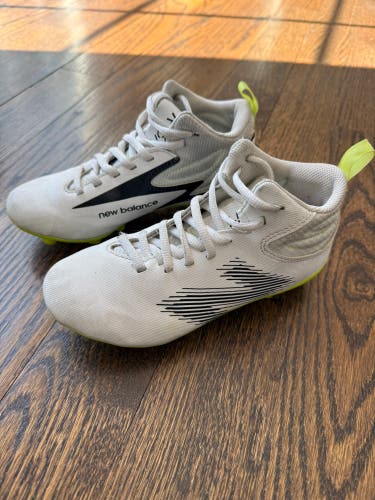 White Unisex 1Y (Big Kids / Youth) Youth New Balance Rush Low Top Molded Cleats (Used)