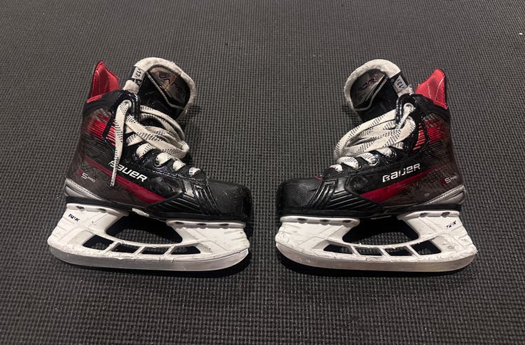 2023 Bauer Vapor X5 Pro Hockey Skates Youth 13.5 (Used)