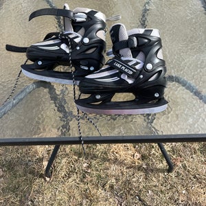 Black {Blank} Hockey Skates Size 4 (Used)
