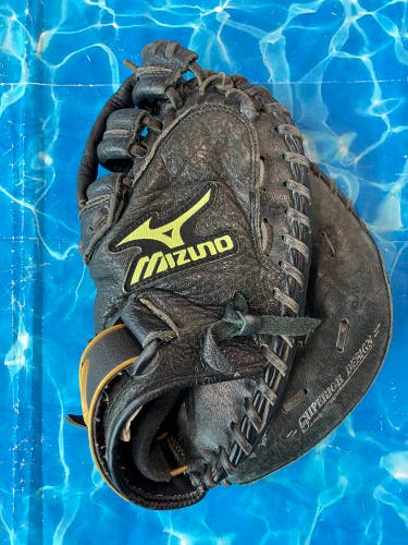 Mizuno RH Catcher's Softball Glove 32.5" (Used)