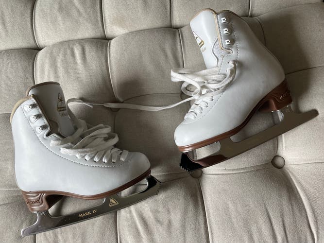 Jackson Ultima Figure Skates C Junior 2 (Used)