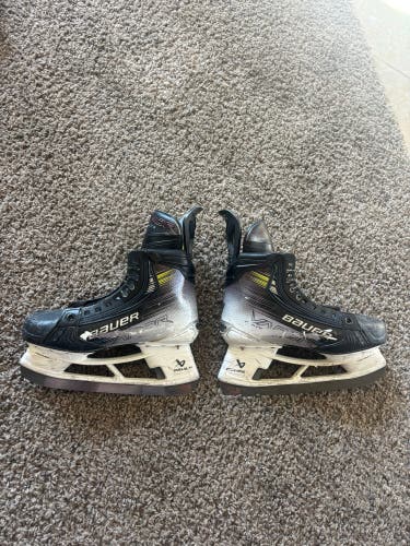 2023 Bauer Vapor Hyperlite 2 Hockey Skates Regular Width Size 6.5 (Used)
