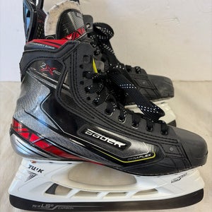 Black Bauer Vapor 2X Pro Hockey Skates Regular Width Size 5 (Used)