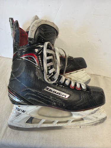 Black Bauer Vapor X700 Hockey Skates Regular Width 7 (Used)
