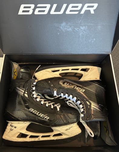 Black 2023 Bauer Vapor Hyperlite 2 Hockey Skates Regular Width Pro Stock 10.5 (Used)