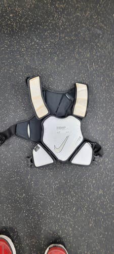 Used Nike VAPOR YTH MED Lacrosse Shoulder Pads White MD 11497-S000155553
