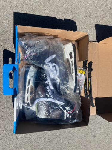 2021 Bauer Vapor Hyperlite Hockey Skates Wide Width 8.5 (Used)