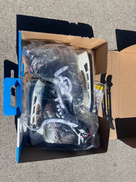 2021 Bauer Vapor Hyperlite Hockey Skates Wide Width 8.5 (Used)