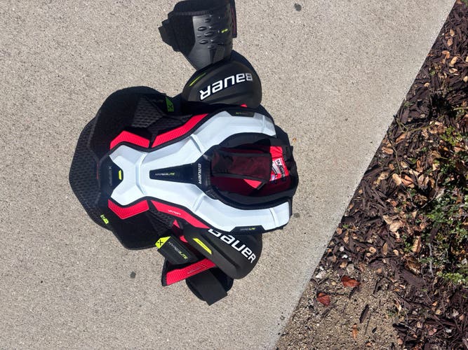 Men's Large Senior Bauer Vapor Hyperlite Shoulder Pads (New)