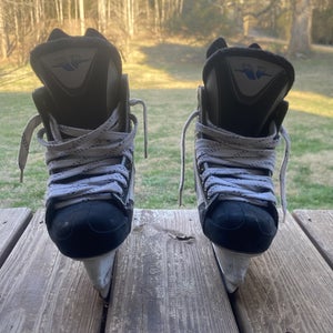 Black/White CCM Vector 04 Hockey Skates Size 6 (Used)