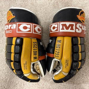 Vancouver Canucks Vintage Skate Logo Leather CCM M-HG125S Gloves 14" Pro Stock (Used)