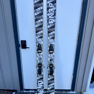 2025 ON3P Woodsman 100 Ripper Rocker, 176 cm, w/ Look Pivot 2.0 11 bindings