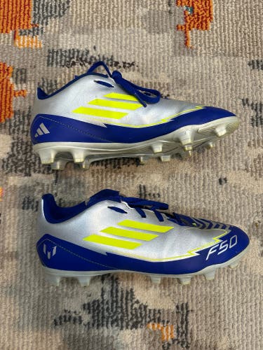 Blue Unisex 5.5Y (Big Kids / Youth) Adidas Messi Molded Cleats Cleats (Used)