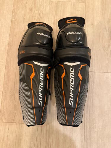 Hockey Player Shin Pads (BAUER)