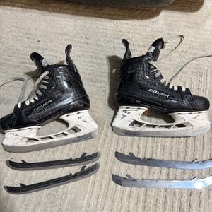 Black 2022 Bauer Supreme Mach Hockey Skates Narrow Width Size 4 (Used)