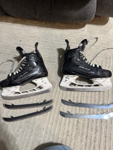 Black 2022 Bauer Supreme Mach Hockey Skates Narrow Width Size 4 (Used)