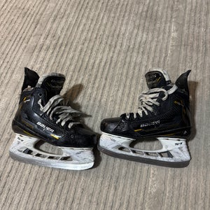 Black 2022 Bauer Supreme M5 Pro Hockey Skates Size 4.5 (Used)