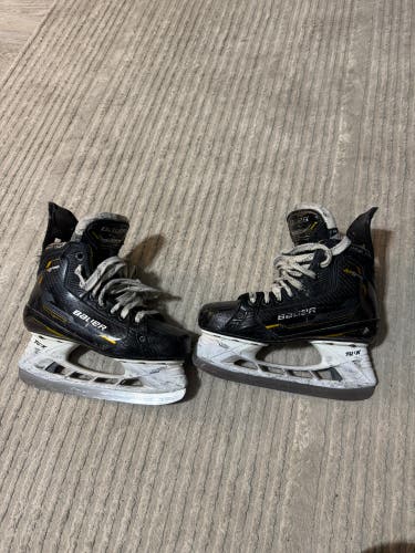 Black 2022 Bauer Supreme M5 Pro Hockey Skates Size 4.5 (Used)