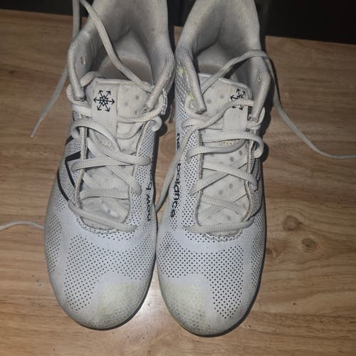 White Women's 5Y (Big Kids / Youth) Youth New Balance Mid Top Freeze 4.0 (Used)