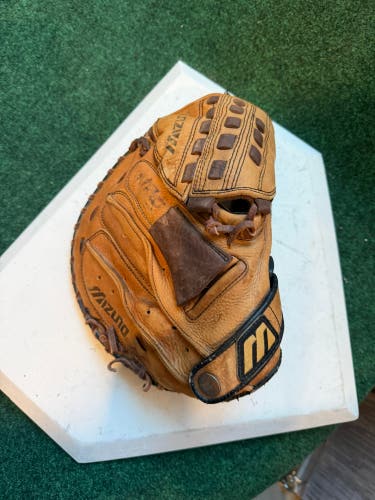 Mizuno Prospect RH Catcher's Softball Glove 34" (Used)