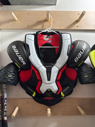 Men's Medium Senior Bauer Vapor Hyperlite Shoulder Pads (New)