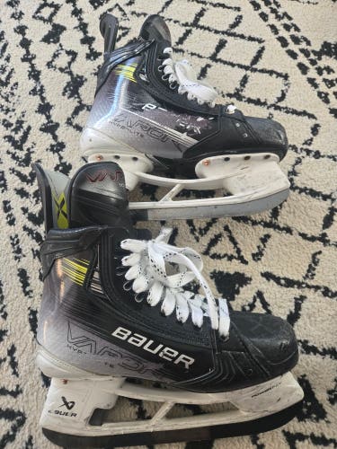Black/Gray Bauer Vapor Hyperlite 2 Hockey Skates Regular Width 6.5 (Used)