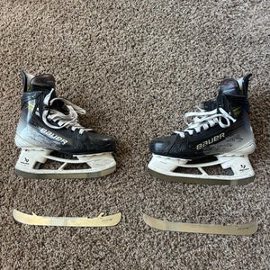 2023 Bauer Vapor Hyperlite 2 Hockey Skates Regular Width Size 5.5 (Used)