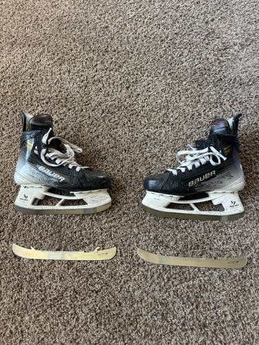 2023 Bauer Vapor Hyperlite 2 Hockey Skates Regular Width Size 5.5 (Used)