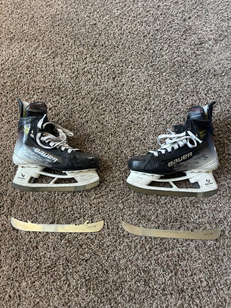 2023 Bauer Vapor Hyperlite 2 Hockey Skates Regular Width Size 5.5 (Used)