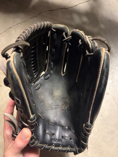 Wilson Staff RH Pitcher's Baseball Glove 11.75" (Used)