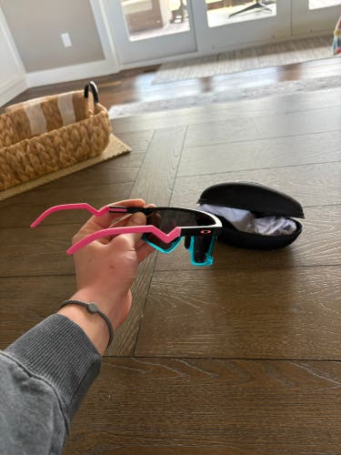 Unisex Medium/Large Oakley Sunglasses (Used)