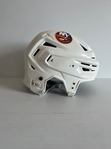 Used White Small Bauer Re-Akt 150 Helmet