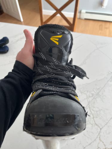 Black Easton Stealth RS Hockey Skates 9 (Used)