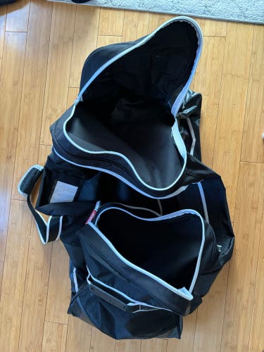 CCM 350 Deluxe Player Carry Bag - Senior
Size:37" (Used)