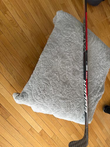 Intermediate Bauer Vapor Hyperlite Right Handed Hockey Stick 64 Flex (Used)