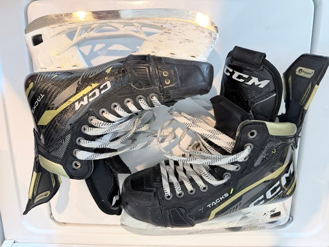 Black 2022 CCM AS-V Pro Hockey Skates Regular Width 8.5 (Used)