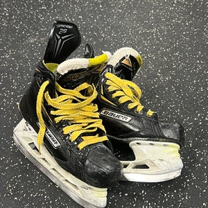 Used Bauer SUPREME 2S Junior Hockey Skate Junior 02.5 11849-S000036822
