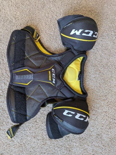 Medium Junior CCM Tacks 3092 Shoulder Pads (Used)