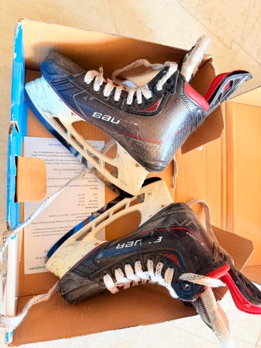 2021 Bauer Vapor 3X Pro Hockey Skates Regular Width Size 2 (Used)