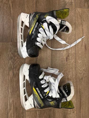 2023 Bauer Vapor X4 Hockey Skates Regular Width 11 (Used) with new laces.