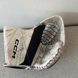 CCM Axis 2.9 glove