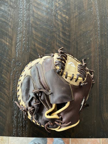 Akadema RH Catcher's Glove 32" (Used)