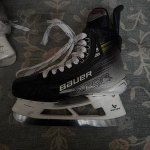 2023 Bauer Vapor Hyperlite 2 Hockey Skates Size 5.5 (New)