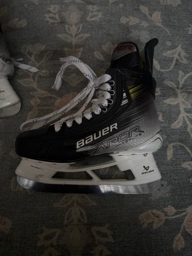 2023 Bauer Vapor Hyperlite 2 Hockey Skates Size 5.5 (New)
