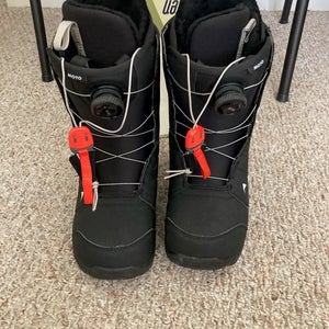 Men's Size M 11.0 (W 12.0) Burton Moto Snowboard Boots Medium Flex All Mountain (Used)